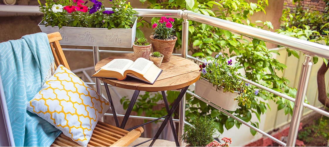 Genießen Sie die Sonne auf Ihrem Balkon Genießen Sie die Sonne auf Ihrem Balkon