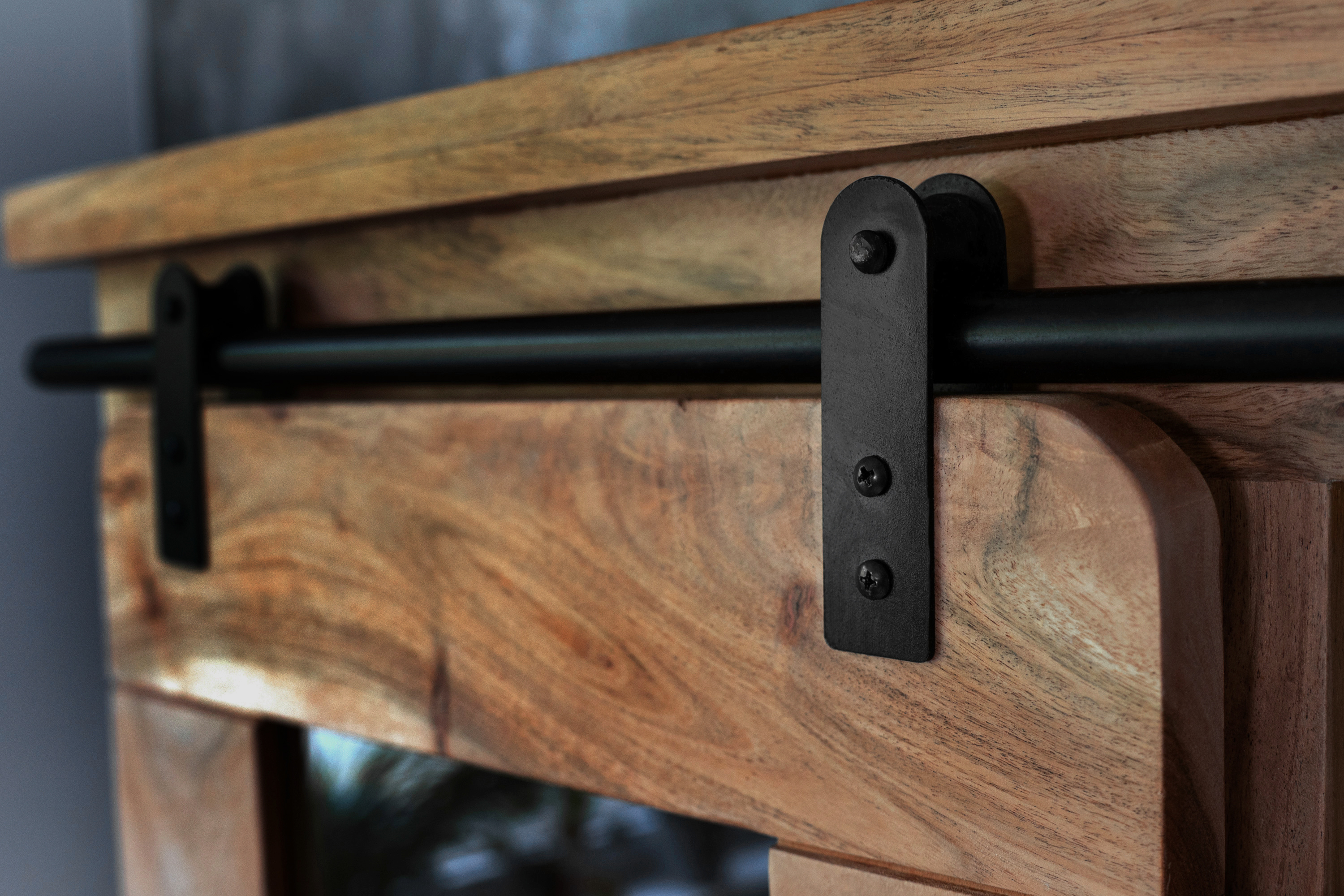 Vitrine_100x175x45_nuss_Glasschiebetuer_3_Schubfaecher_07