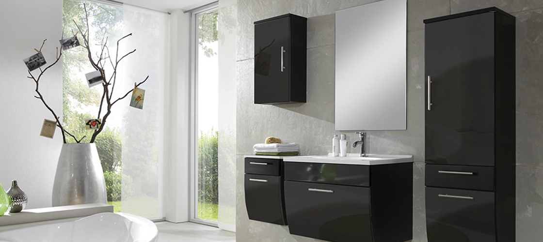 Moderne Badmöbel in schwarz-weiß